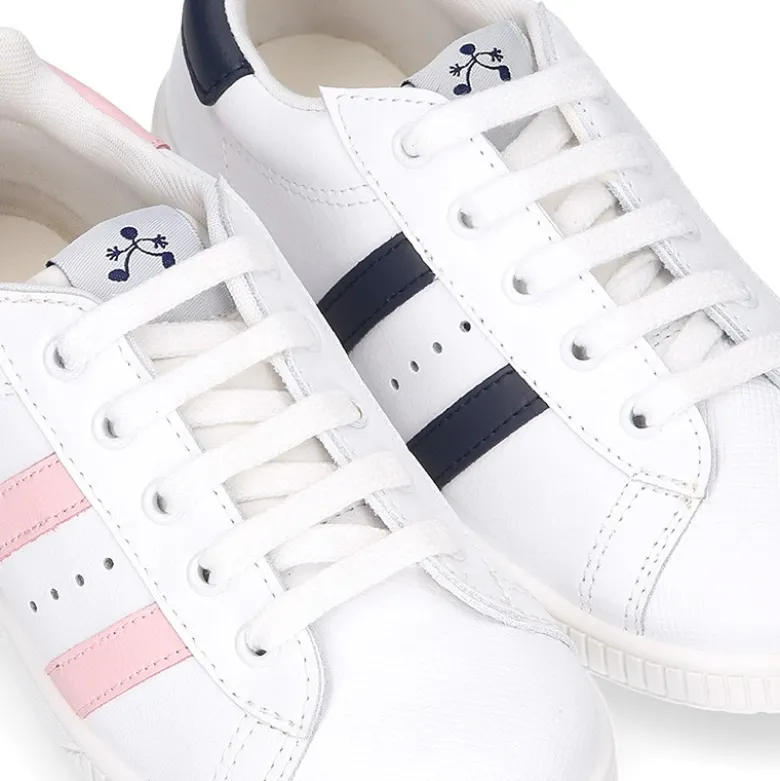 Zapatilla niño Colegial con cordones y rayas laterales en piel lavable.
