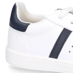 Zapatilla niño Colegial con cordones y rayas laterales en piel lavable.