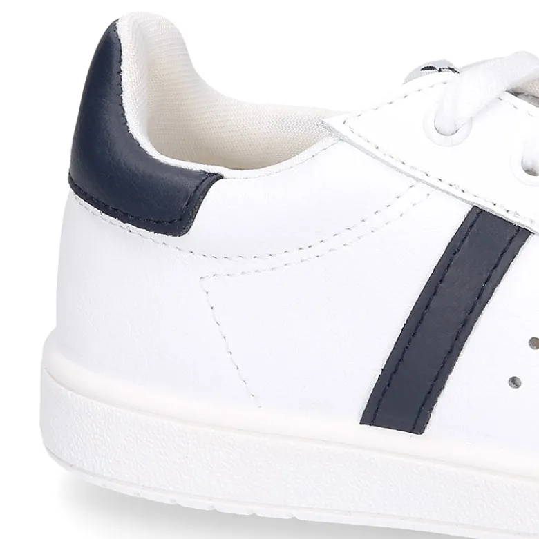 Zapatilla niño Colegial con cordones y rayas laterales en piel lavable.