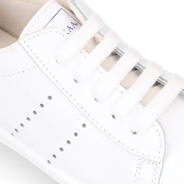 Zapatilla niño colegial OKAA Moda con cordones en piel lavable.