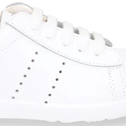 Zapatilla niño colegial OKAA Moda con cordones en piel lavable.