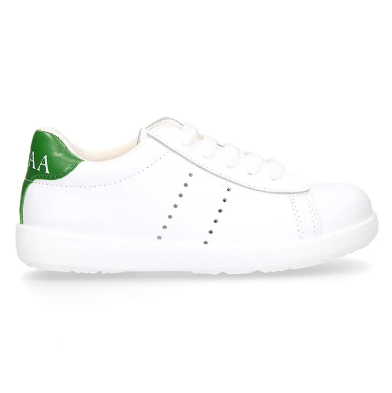 Zapatilla niño colegial OKAA Moda con cordones en piel lavable.