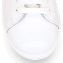 Zapatilla niño colegial OKAA Moda con cordones en piel lavable.