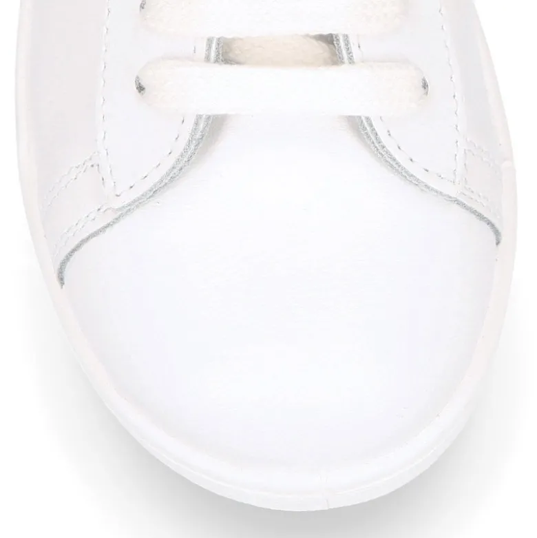 Zapatilla niño colegial OKAA Moda con cordones en piel lavable.