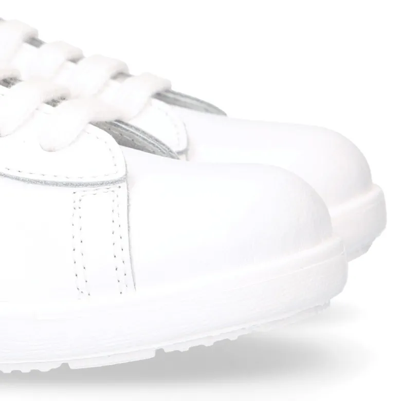 Zapatilla niño colegial OKAA Moda con cordones en piel lavable.