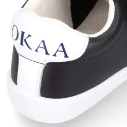 Zapatilla niño colegial OKAA sin cordones con bandera en piel lavable.