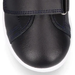 Zapatilla niño colegial OKAA sin cordones con bandera en piel lavable.