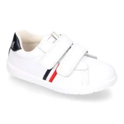 Zapatilla niño colegial OKAA sin cordones con bandera en piel lavable.