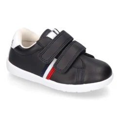 Zapatilla niño colegial OKAA sin cordones con bandera en piel lavable.
