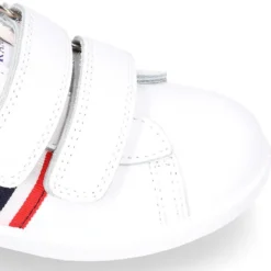 Zapatilla niño colegial OKAA sin cordones con bandera en piel lavable.