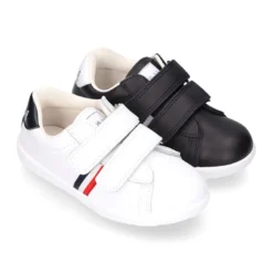 Zapatilla niño colegial OKAA sin cordones con bandera en piel lavable.