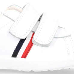 Zapatilla niño colegial OKAA sin cordones con bandera en piel lavable.