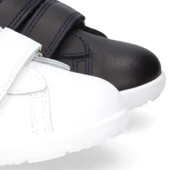 Zapatilla niño colegial OKAA sin cordones con bandera en piel lavable.