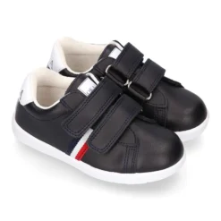 Zapatilla niño colegial OKAA sin cordones con bandera en piel lavable.