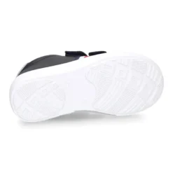 Zapatilla niño colegial OKAA sin cordones con bandera en piel lavable.