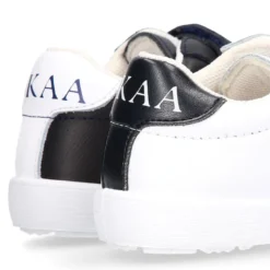 Zapatilla niño colegial OKAA sin cordones con bandera en piel lavable.