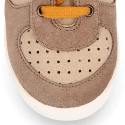 Zapatilla niños CASUAL con cordones en piel serraje.