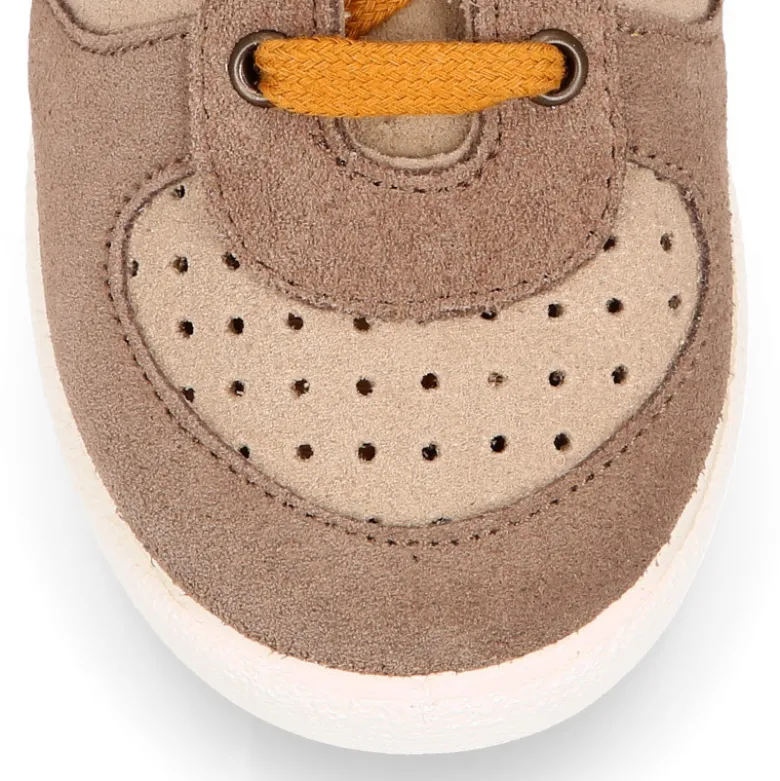 Zapatilla niños CASUAL con cordones en piel serraje.