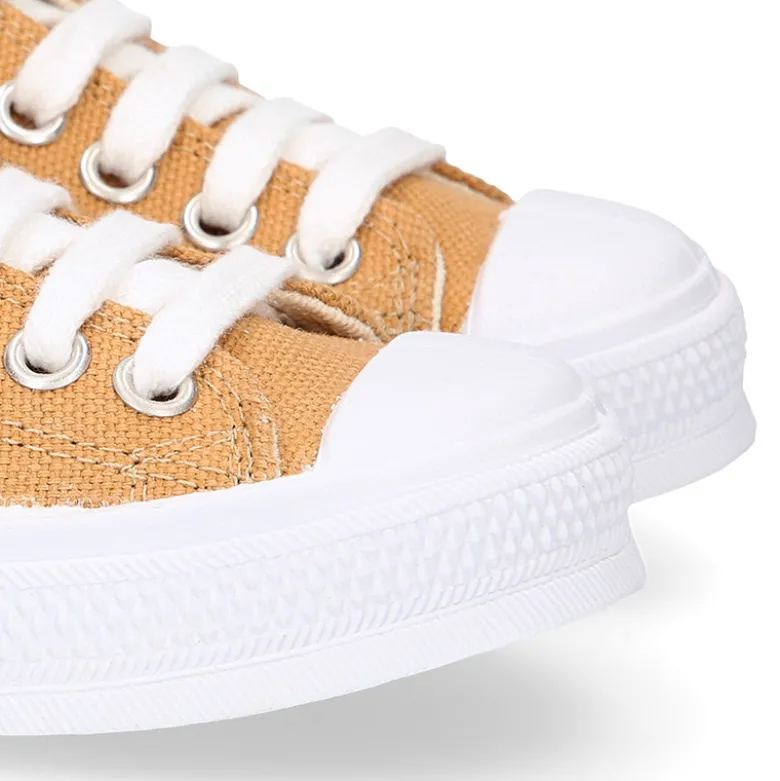 Zapatilla niños CASUAL OKAA con puntera y cordones en color CUERO.