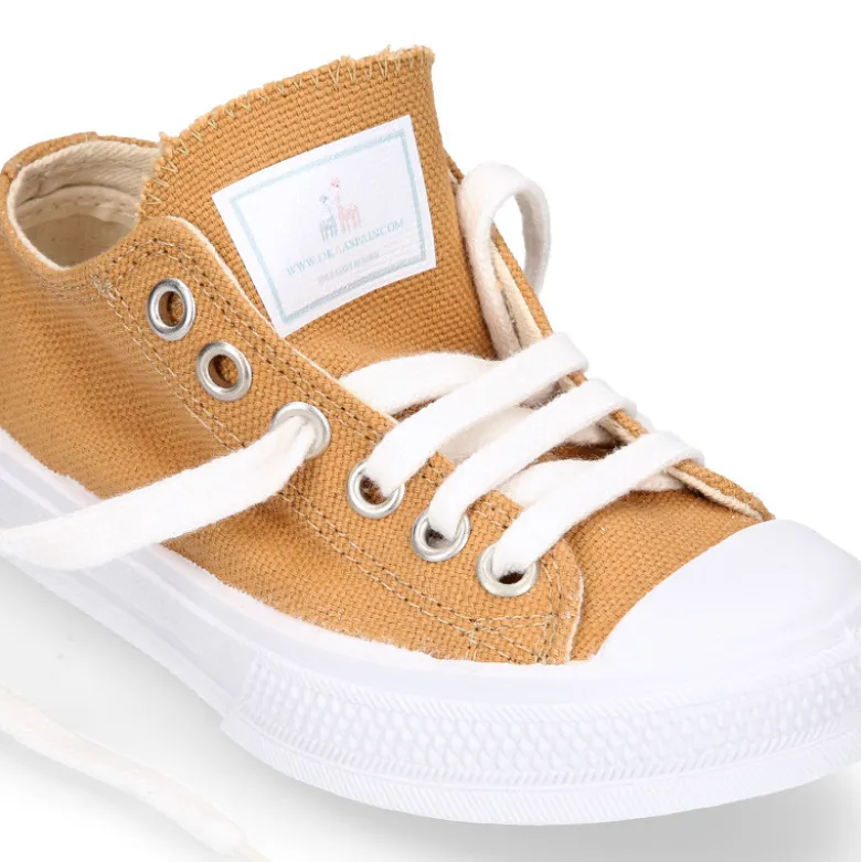 Zapatilla niños CASUAL OKAA con puntera y cordones en color CUERO.
