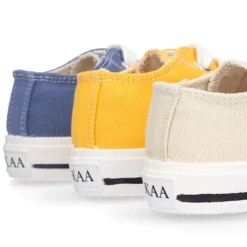 Zapatilla niños CASUAL OKAA con puntera y cordones en colores de moda.