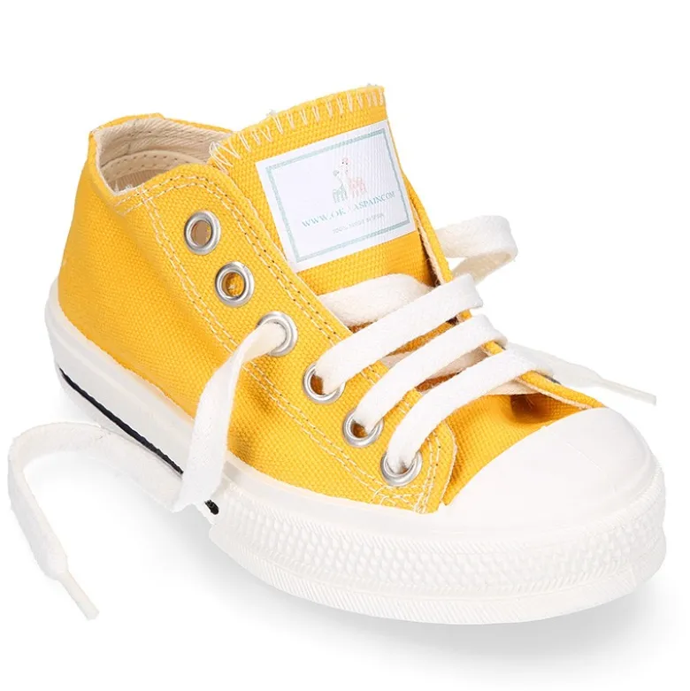 Zapatilla niños CASUAL OKAA con puntera y cordones en colores de moda.