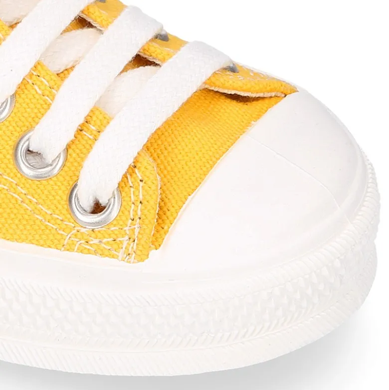Zapatilla niños CASUAL OKAA con puntera y cordones en colores de moda.