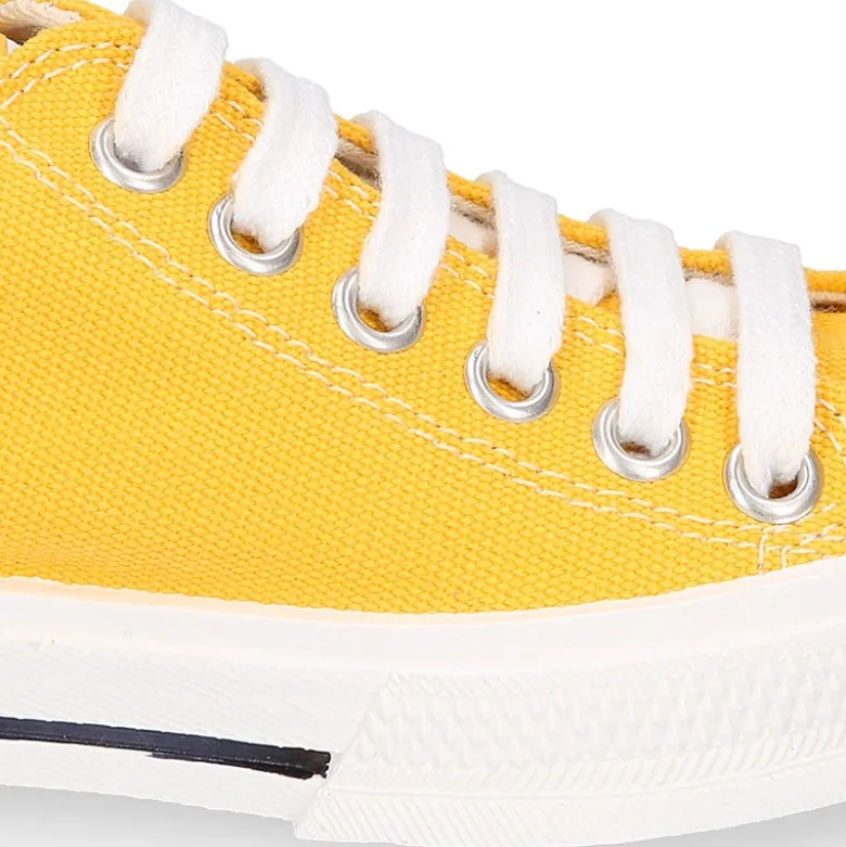 Zapatilla niños CASUAL OKAA con puntera y cordones en colores de moda.