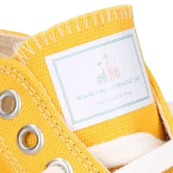 Zapatilla niños CASUAL OKAA con puntera y cordones en colores de moda.