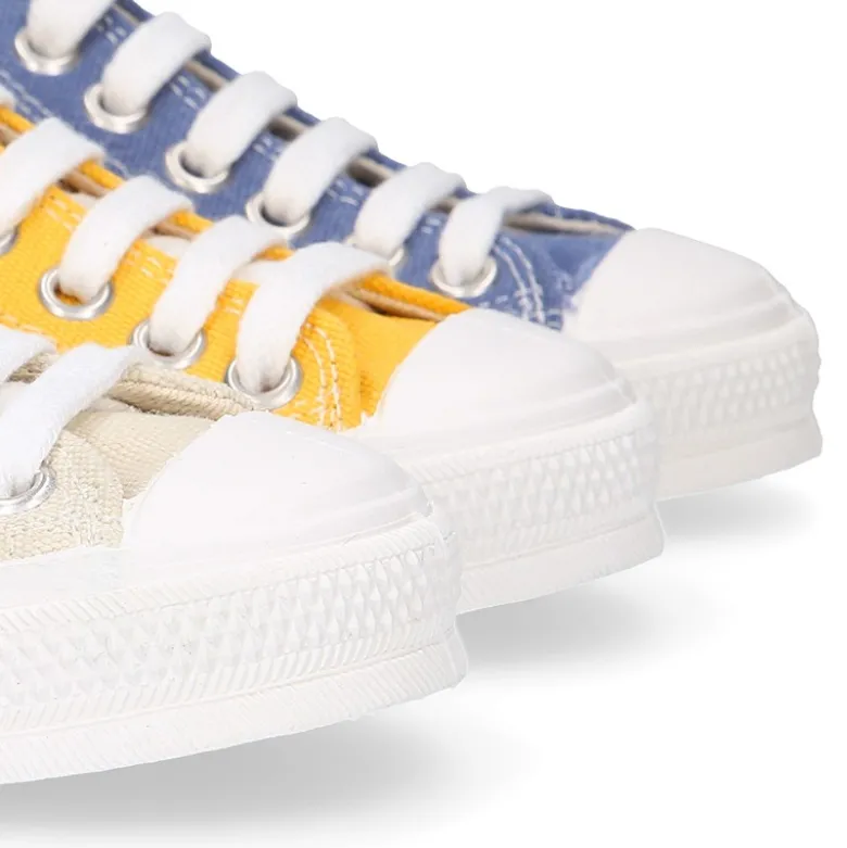 Zapatilla niños CASUAL OKAA con puntera y cordones en colores de moda.