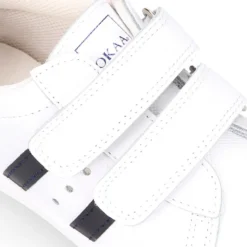 Zapatilla niños colegial OKAA sin cordones, rayas laterales y puntera reforzada en piel lavable.