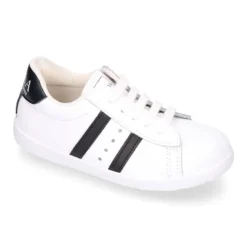 Zapatilla niños colegial OKAA con cordones, rayas laterales y puntera reforzada en piel lavable.