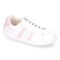 Zapatilla niños colegial OKAA con cordones, rayas laterales y puntera reforzada en piel lavable.