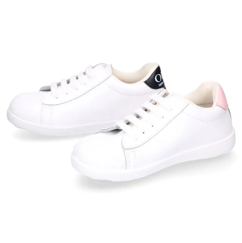 Zapatilla niños colegial OKAA con cordones, rayas laterales y puntera reforzada en piel lavable.