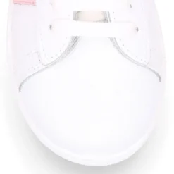 Zapatilla niños colegial OKAA con cordones, rayas laterales y puntera reforzada en piel lavable.