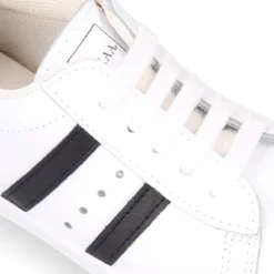 Zapatilla niños colegial OKAA con cordones, rayas laterales y puntera reforzada en piel lavable.