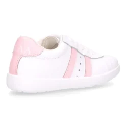 Zapatilla niños colegial OKAA con cordones, rayas laterales y puntera reforzada en piel lavable.