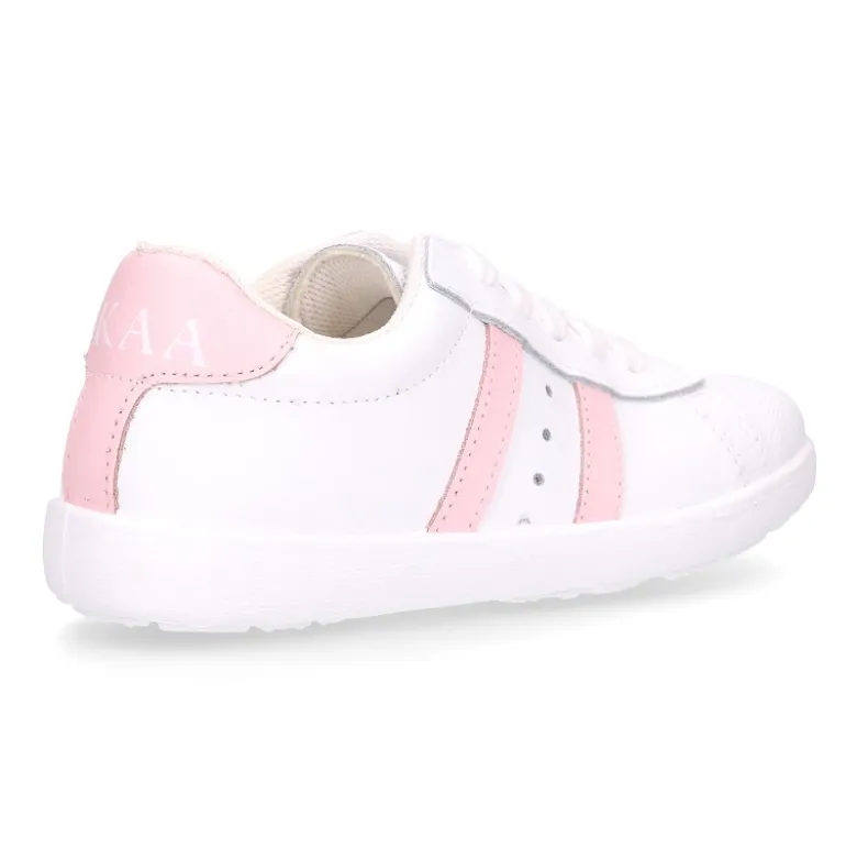 Zapatilla niños colegial OKAA con cordones, rayas laterales y puntera reforzada en piel lavable.