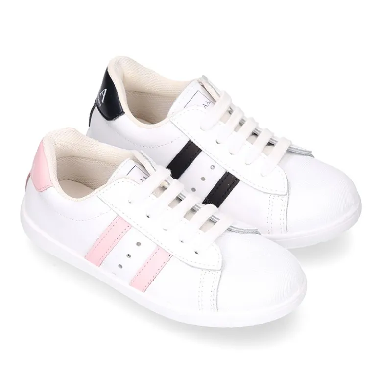 Zapatilla niños colegial OKAA con cordones, rayas laterales y puntera reforzada en piel lavable.