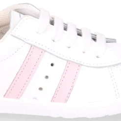 Zapatilla niños colegial OKAA con cordones, rayas laterales y puntera reforzada en piel lavable.
