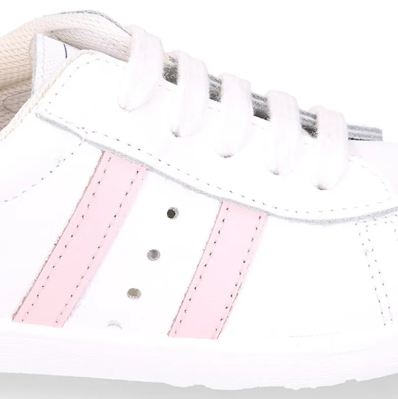 Zapatilla niños colegial OKAA con cordones, rayas laterales y puntera reforzada en piel lavable.