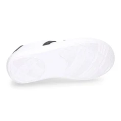 Zapatilla niños colegial OKAA con cordones, rayas laterales y puntera reforzada en piel lavable.