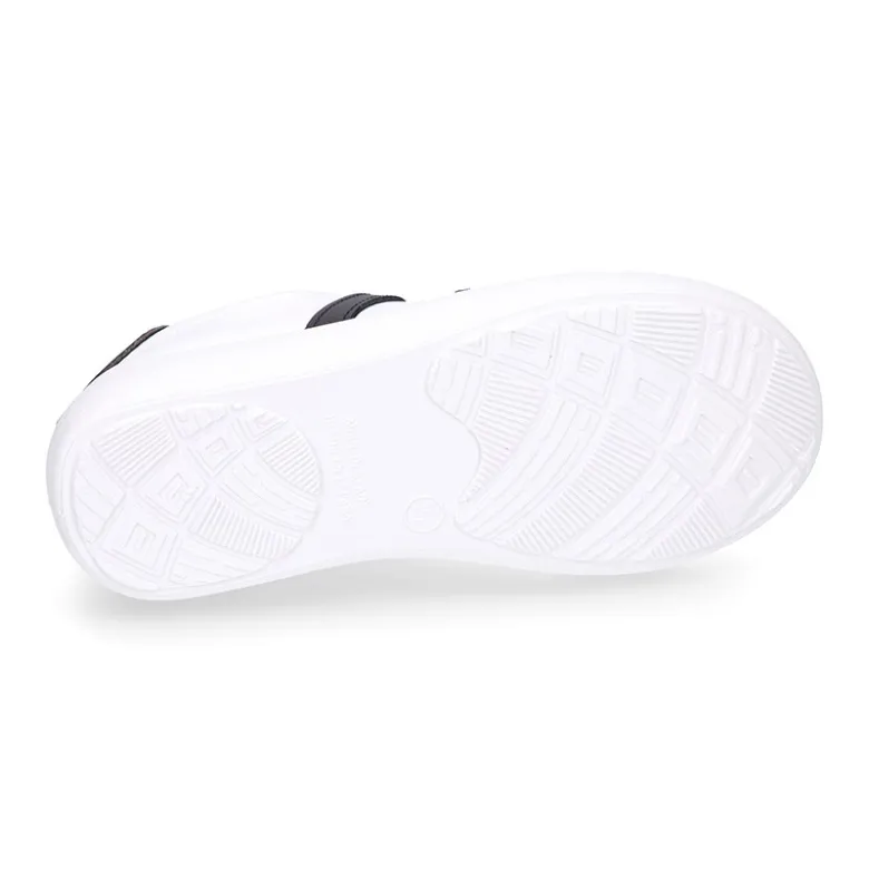 Zapatilla niños colegial OKAA con cordones, rayas laterales y puntera reforzada en piel lavable.
