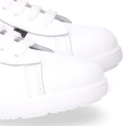 Zapatilla niños colegial OKAA con cordones, rayas laterales y puntera reforzada en piel lavable.
