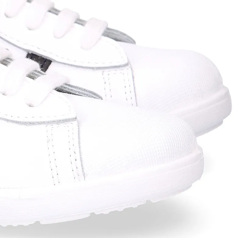 Zapatilla niños colegial OKAA con cordones, rayas laterales y puntera reforzada en piel lavable.