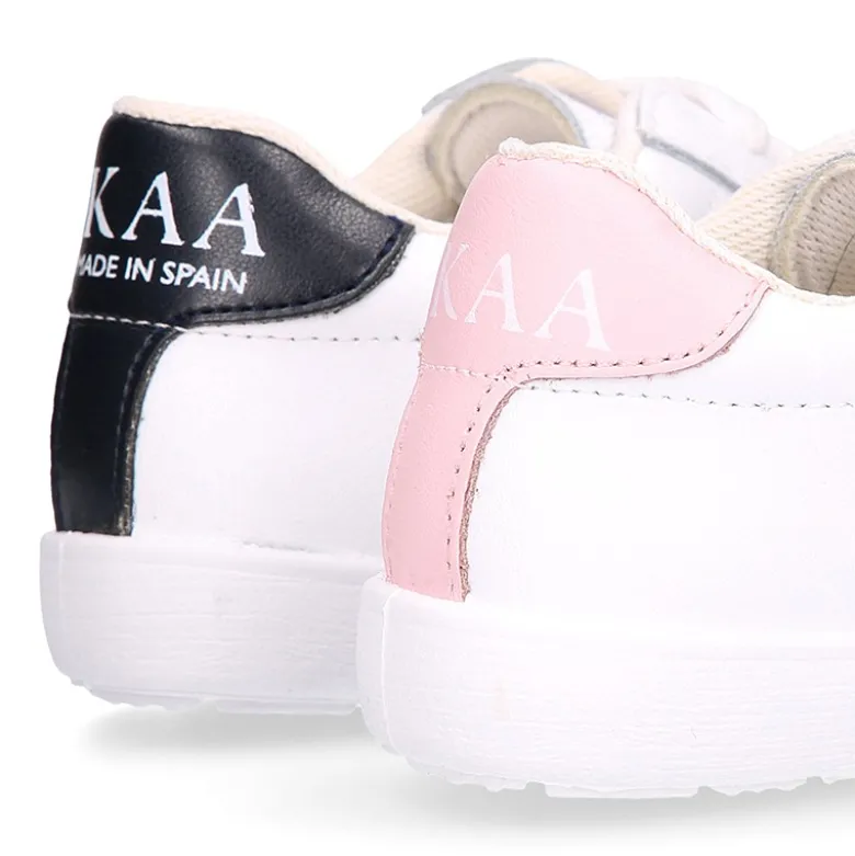 Zapatilla niños colegial OKAA con cordones, rayas laterales y puntera reforzada en piel lavable.