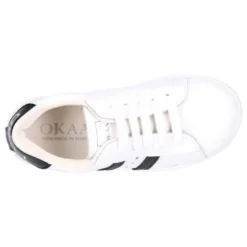 Zapatilla niños colegial OKAA con cordones, rayas laterales y puntera reforzada en piel lavable.