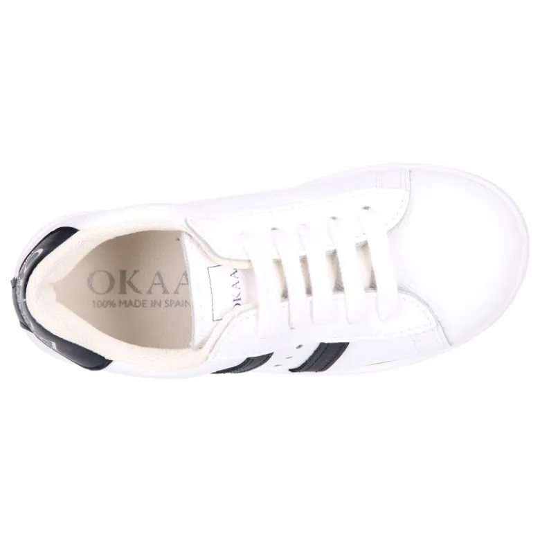 Zapatilla niños colegial OKAA con cordones, rayas laterales y puntera reforzada en piel lavable.