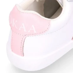 Zapatilla niños colegial OKAA con cordones, rayas laterales y puntera reforzada en piel lavable.
