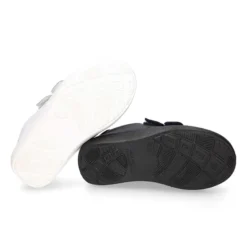 Zapatilla niños colegial sin cordones y puntera reforzada en piel lavable.